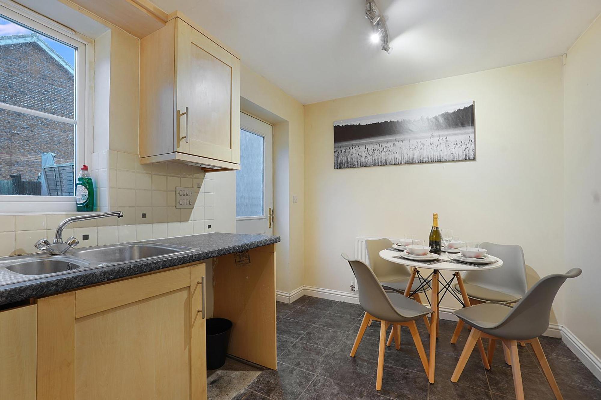 Comfortable Stylish Townhouse In Ashford Sleeps 5 Netflix 2 Parking Spaces Perfect For Contractors And Families Luaran gambar