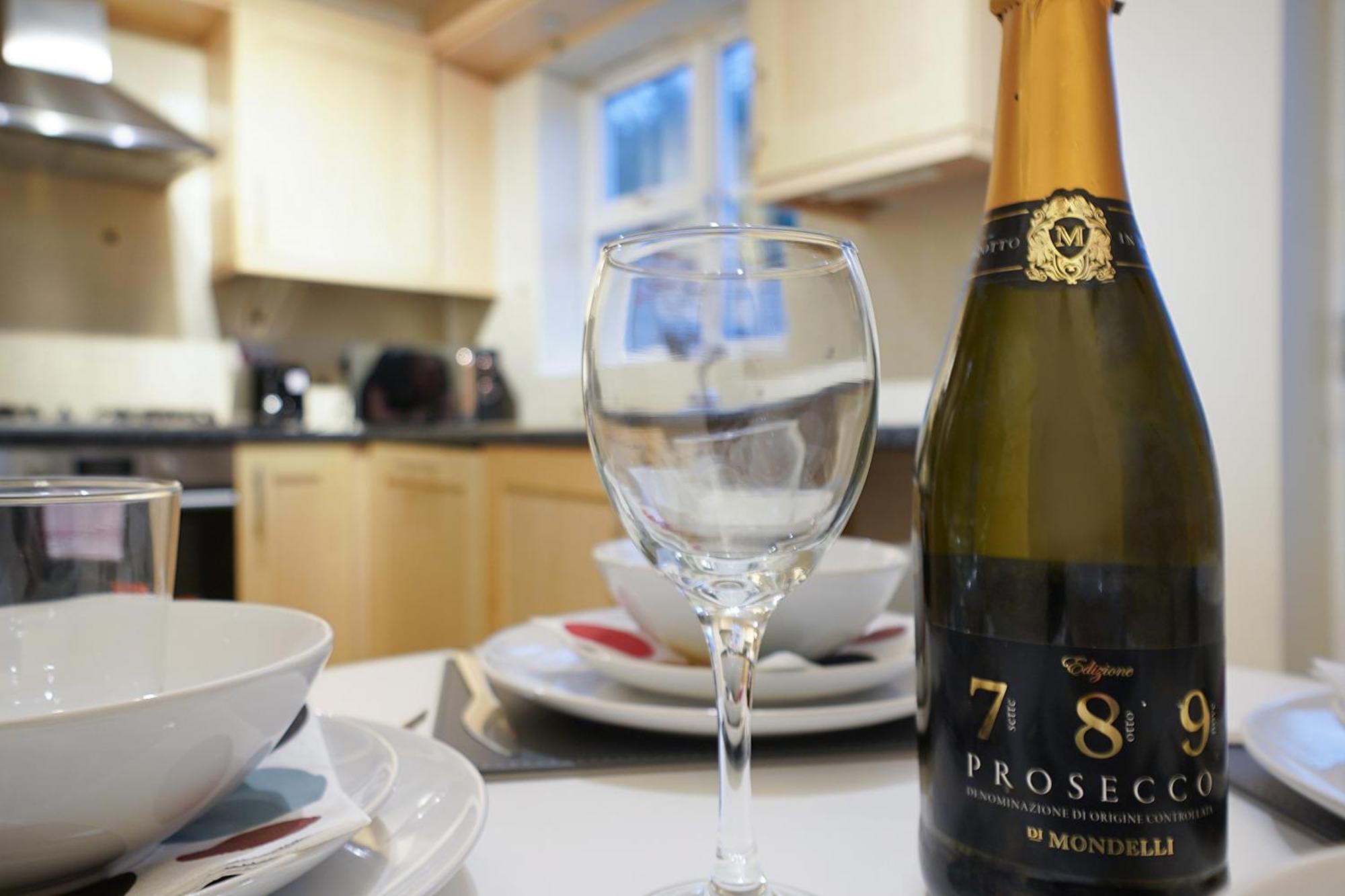 Comfortable Stylish Townhouse In Ashford Sleeps 5 Netflix 2 Parking Spaces Perfect For Contractors And Families Luaran gambar