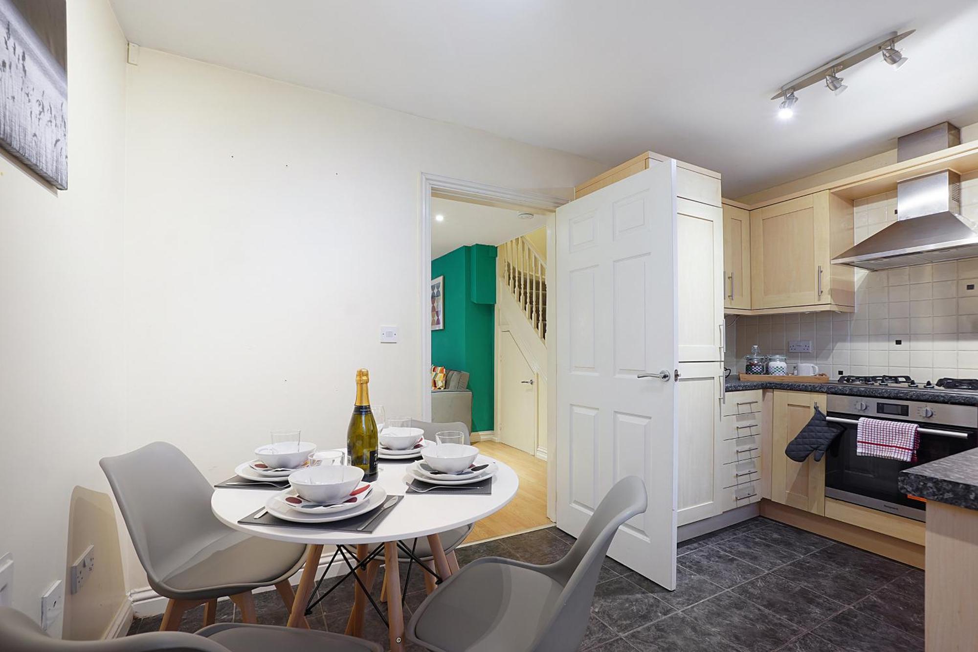 Comfortable Stylish Townhouse In Ashford Sleeps 5 Netflix 2 Parking Spaces Perfect For Contractors And Families Luaran gambar